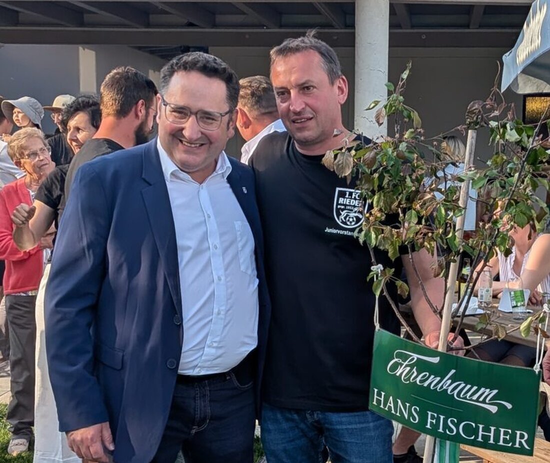 Rieden. Hans Fischer ist zum Ehrenmitglied des 1. FC Rieden ernannt worden. Der seit 2014 amtierende Gesamtvorstand prägt Verein und Sportanlage; zur Einweihung des inklusiven Spielplatzes gab es Urkunde und Ehrenbaum.