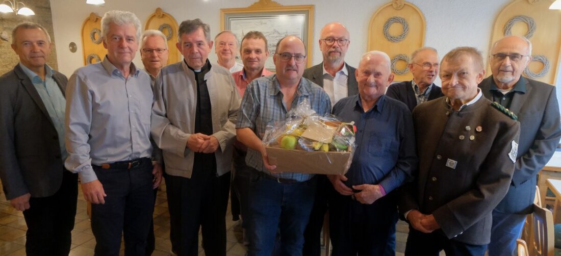 Floß. Hans Höning, ein geschätzter Bürger aus Kalmreuth, feierte am 28. Juni seinen 90. Geburtstag im Gasthaus „Weißes Rössl“. Er genießt weiterhin die Verbundenheit zu lokalen Vereinen und wurde von zahlreichen Gratulanten geehrt.