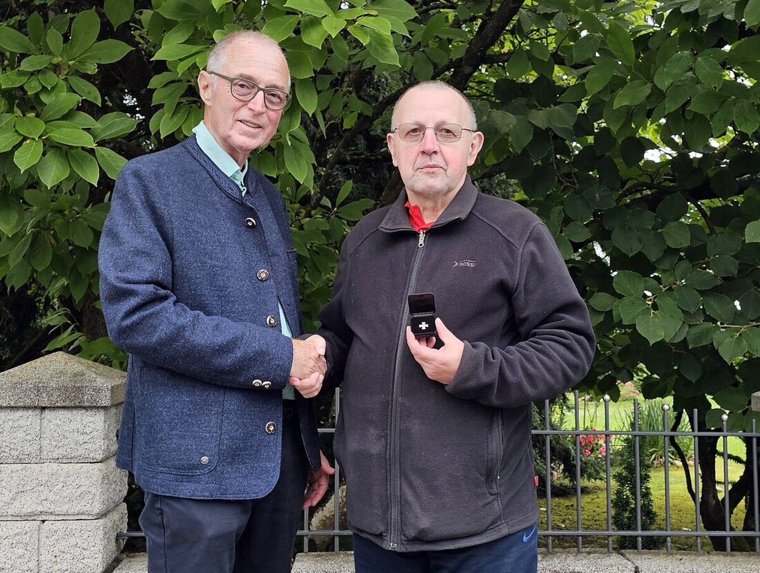 Weiden. Die 7er Kameradschaft verlieh Hans Kick für seine Zeit bei der Bundeswehr das Veteranenabzeichen. Die Auszeichnung fand in einem feierlichen Rahmen mit Kuchenspenden und Urkundenübergabe statt.