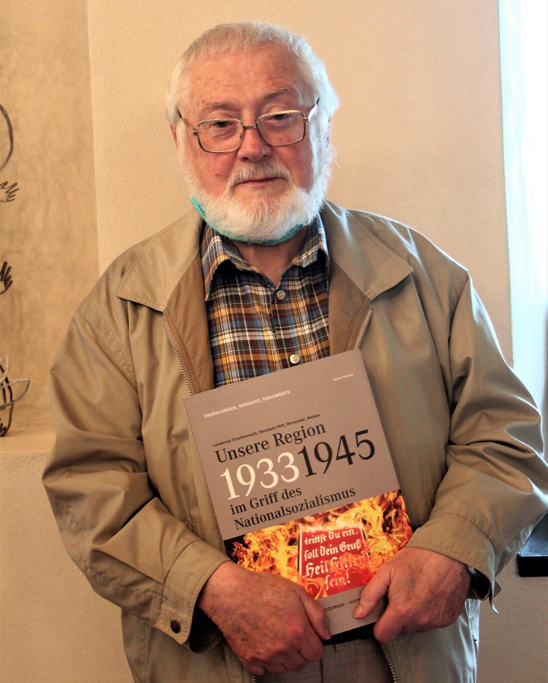 Falkenberg. Das Leben der Bevölkerung in der Nazi-Zeit rückt Harald Fähnrich in seinem neuen Buch in den Mittelpunkt. „Unsere Region im Griff des Nationalsozialismus 1933-1945“ heißt das knapp 400-Seiten-Werk, das [&hellip;]