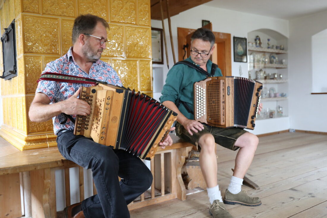 Neusath-Perschen. Am 23. August verwandelt das Freilandmuseum Oberpfalz sein Gelände in eine klingende Bühne: Beim Harmonikatag zeigen rund 100 Musiker die Vielfalt der steirischen Harmonika, ergänzt durch Workshops ab 11.15 Uhr.