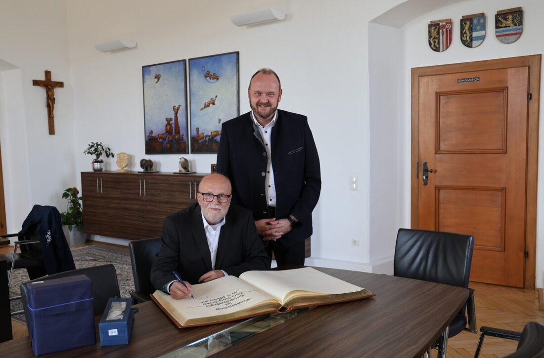 Neustadt. Harry Grimm wurde nach fast vier Jahren aus gesundheitlichen Gründen als Kreisarchivpfleger in Neustadt verabschiedet. Landrat Andreas Meier dankte ihm für sein Engagement beim Aufbau und der Pflege von Gemeindearchiven.
