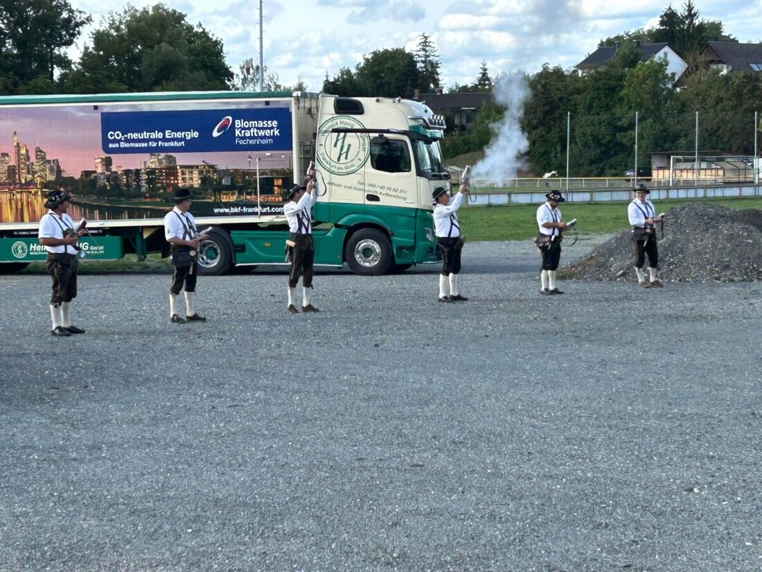 Kastl. Großer Jubel bei den Kastler Sportschützen: Markus Hartung holt bei den Deutschen Meisterschaften in Garching‑Hochbrück im KK‑Liegendkampf der Herren II mit 618,8 Ringen Bronze. Zu Hause wurde er mit Autokorso gefeiert.