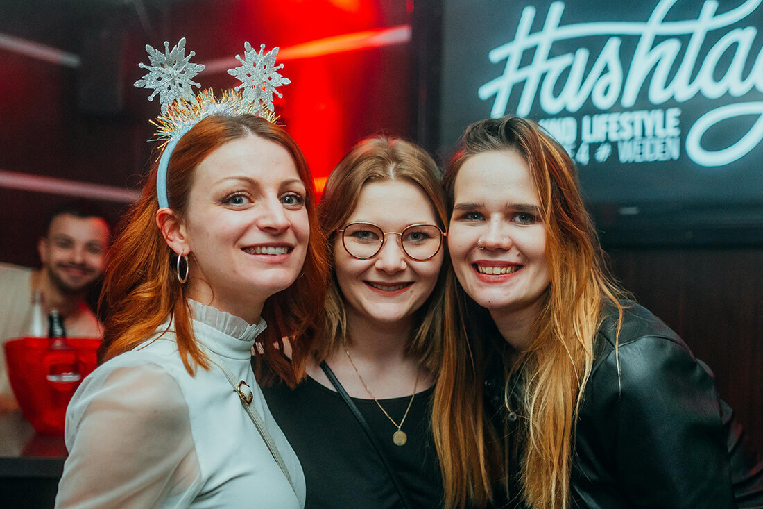 Weiden. Das Team des Hashtag Weiden hat gestern eine heiße weihnachtliche Geburtstagsparty gefeiert. Fotograf Sebastian Reiter hat die Partynacht in Bildern festgehalten.