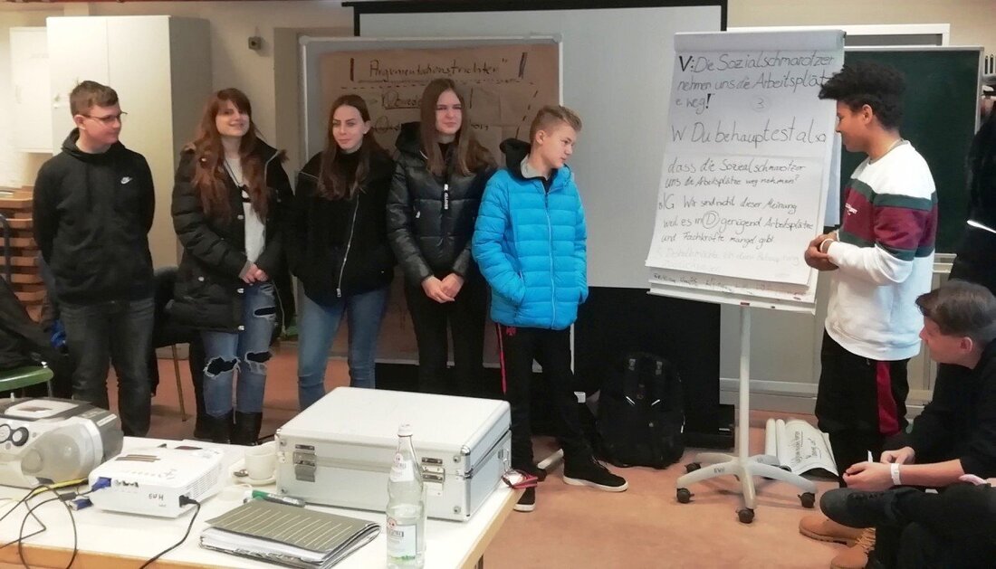Weiden. Wie reagiert man auf Hate Speech im Internet? Wie erkennt man Fake News? Die Wirtschaftsschüler der Gustl-Lang-Schüler sind in diesem Gebiet jetzt fit. Dank einer Exkursion nach München.  Die [&hellip;]