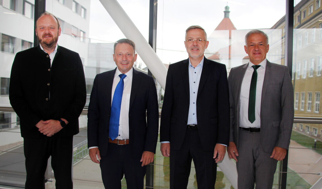 Weiden. Die Kliniken Nordoberpfalz bekommen einen neuen Vorstand. Nach der Hauptversammlung wurde bekannt, dass Michael Hoffmann 2026 das Haus verlässt. Der Berliner war zunächst ab 2019 als Sanierungsberater, dann als Vorstand tätig. Das Jahresdefizit wurde auf rund 11,7 Millionen Euro beziffert. Unter anderem hätten die Beraterkosten in den letzten drei Jahren um 2 Millionen Euro reduziert werden können.