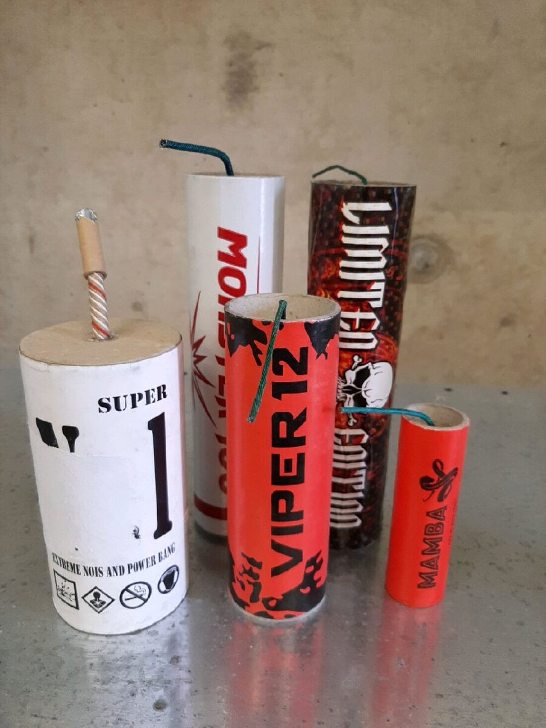 Regensburg. Der Zoll warnt vor gefährlichem Feuerwerk aus dem Ausland und beschlagnahmt regelmäßig unsichere Pyrotechnik. Alle Produkte ohne CE-Zeichen sind verboten; wer sie einführt, macht sich strafbar.