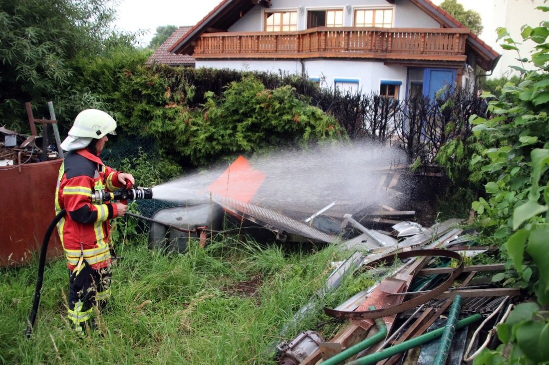 Kirchenthumbach. Eine dunkle Rauchwolke über der Mühlbachstraße hat Feuerwehr und Polizei auf den Plan gerufen. Dort hat eine Hecke gebrannt.  Die Hecke in der Mühlbachstraße hat am Samstagabend Feuer gefangen. [&hellip;]