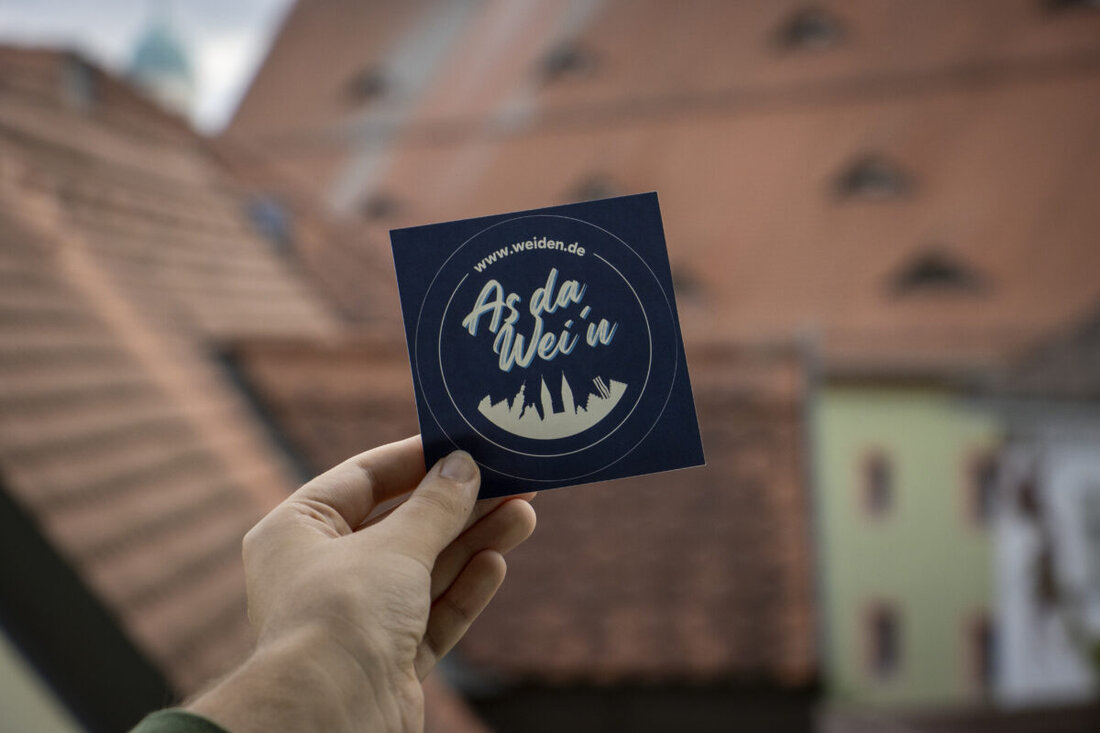 Weiden. Die ganze Stadt ist auf der Suche nach der mysteriösen Person, die in letzter Zeit Werbeaufkleber verbreitet hat. Doch das ist nicht der einzige Vorschlag, über den diskutiert wird.