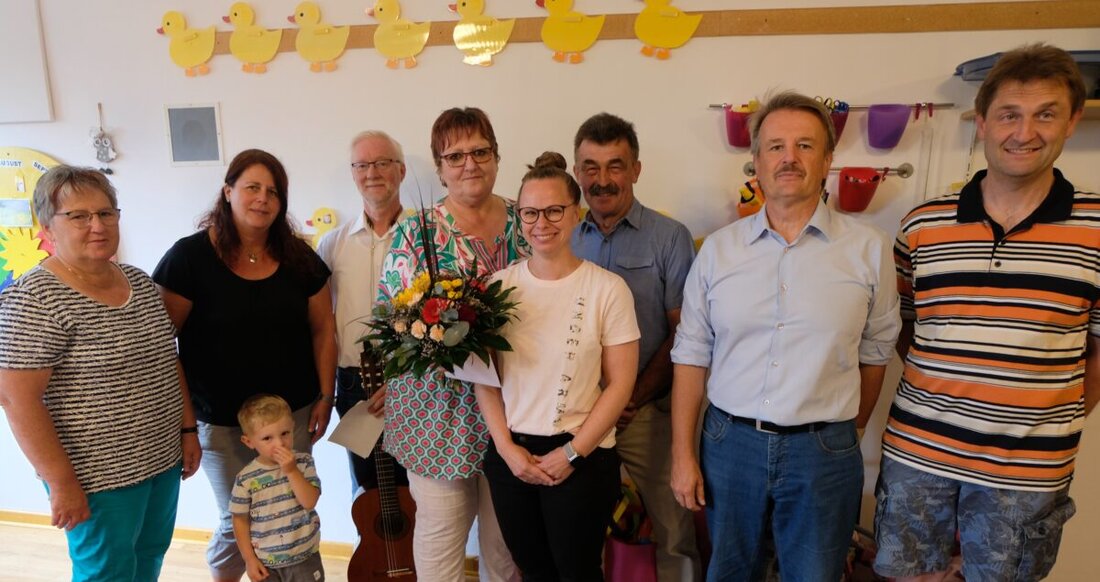 Floß. Erzieherin Heidi Hippmann blickt auf ein 40-jähriges Dienstjubiläum zurück und wurde für ihr Engagement im Kindergarten "Unterm Regenbogen" geehrt.