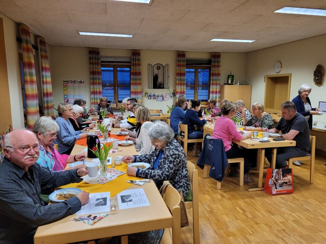 Weiherhammer. 26 Teilnehmende erlebten eine besondere Auszeit beim Heilfasten nach Hildegard von Bingen. Unter Anleitung der KAB-Gruppe gab es Brühe, Dinkel und Tee – Höhepunkt war das Fastenbrechen mit Bratapfel.