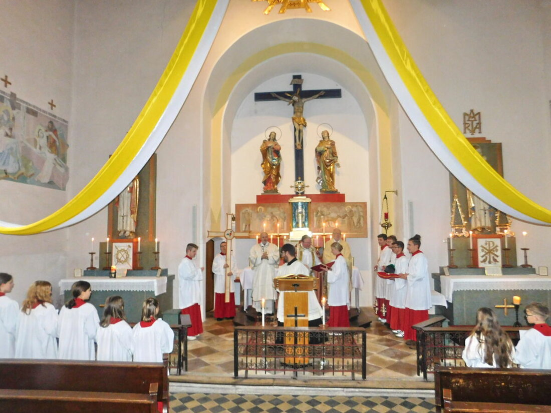 Kirchenlaibach/Mockersdorf. Die Pfarreiengemeinschaft eröffnete feierlich das Heilige Jahr 2025, inklusive Prozession und Ankündigung einer Pilgerfahrt nach Rom. Vom 9. bis 15. März kommt zudem die deutsche Fatima-Nationalmadonna nach Kirchenlaibach.