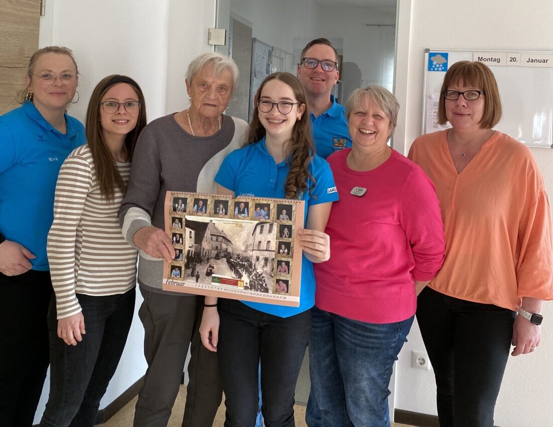 Eslarn. Zum Jubiläumsheimatfest vom 1. bis 10. August 2025 verteilte das Heimatfestgremium Jahreskalender an Senioren in Heimen. Die Kalender, die an vergangene Feste erinnern, wurden in der Arbeiterwohlfahrt und im "Haus am Tillyplatz" mit Freude entgegengenommen.