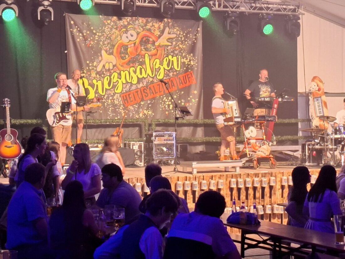 Eslarn. Beim ersten Heimatfestlauf meldeten sich 25 Teilnehmer an, wobei Robert Lobinger aus Freihung als Erster ins Ziel kam. Am Abend folgte ein Jugendgottesdienst und ein Vereinstag mit der Kapelle "Breznsalzer".