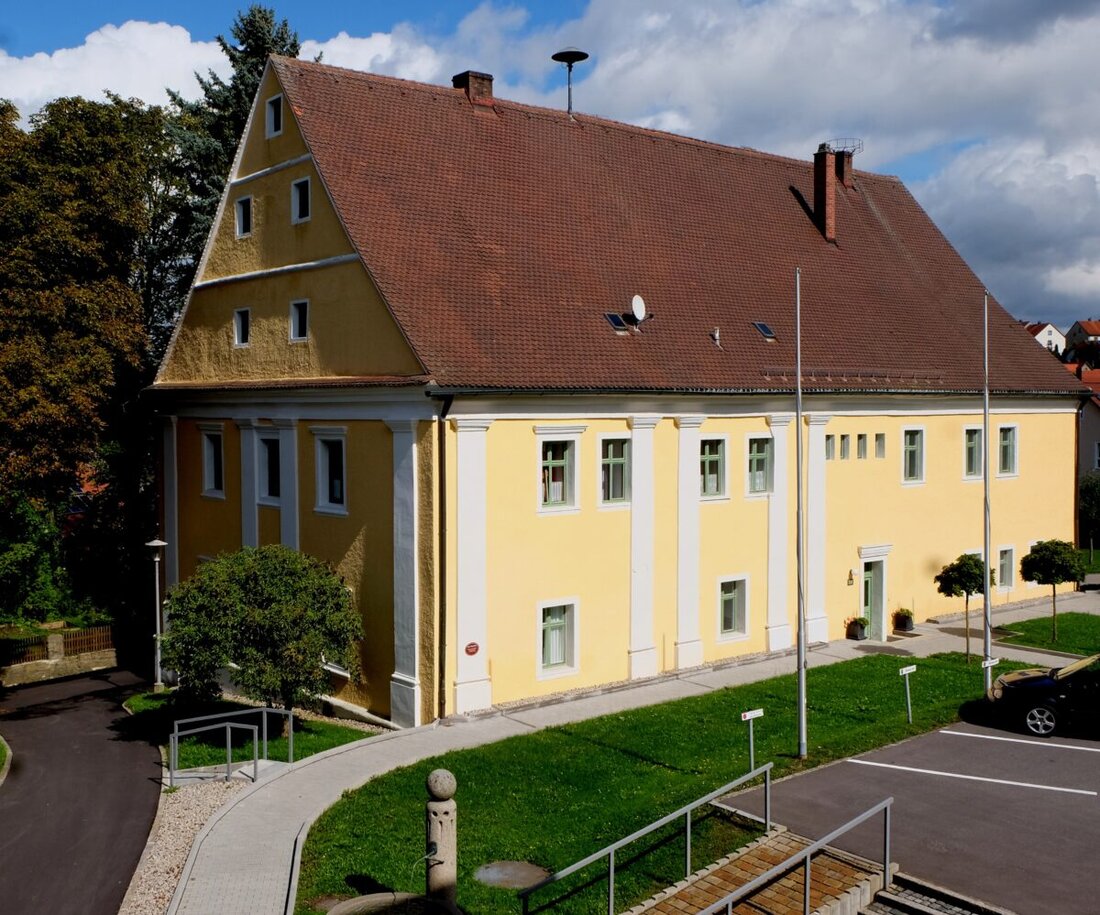 Floß. Erich Schieder übergab nach 30 Jahren sein Amt als Vorsitzender des Arbeitskreises „Heimatmuseum Flosser Amt“, das Museum bleibt eine wichtige kulturgeschichtliche Einrichtung. Trotz Herausforderungen will der Arbeitskreis die Museumsarbeit ohne Verzögerung fortsetzen und sucht nach ehrenamtlichen Kräften.