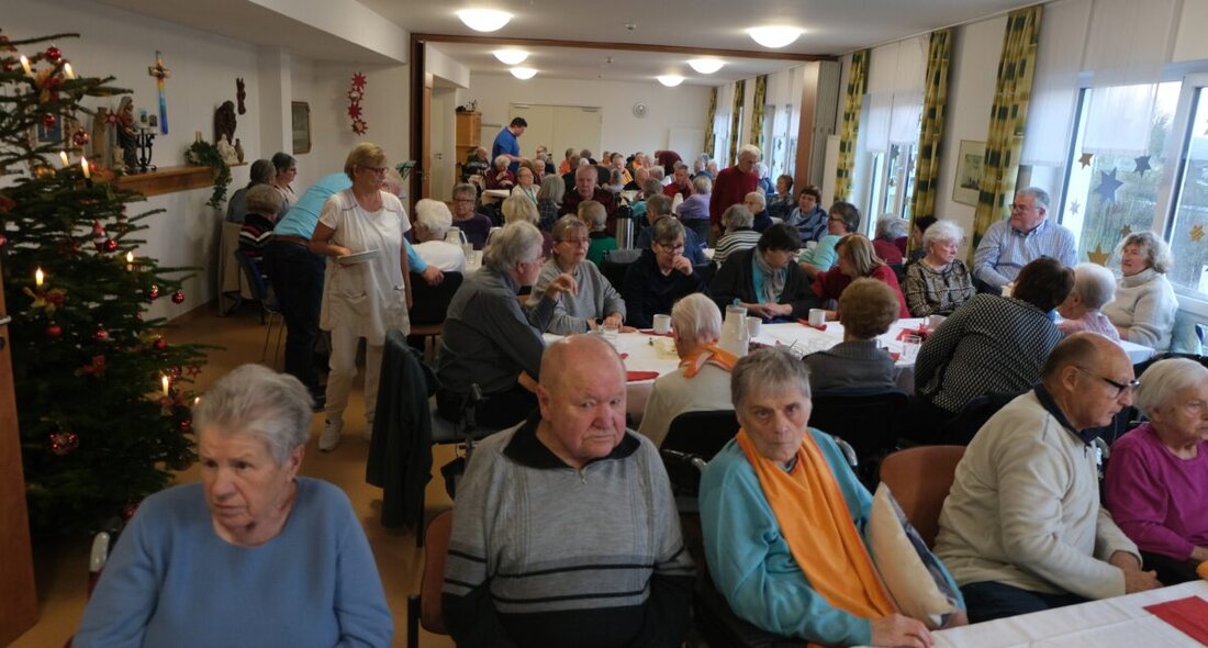 Floß. Im Seniorenwohnheim „Am Reiserwinkel“ feiern Bewohner Advent mit Musik, Lied und Gesang. Heimleiter Carsten Fischer und Pflegedienstleiter Rainer Bauer sorgen mit Geistlichen und Gästen für Nähe; Ilse Galland wird 95.