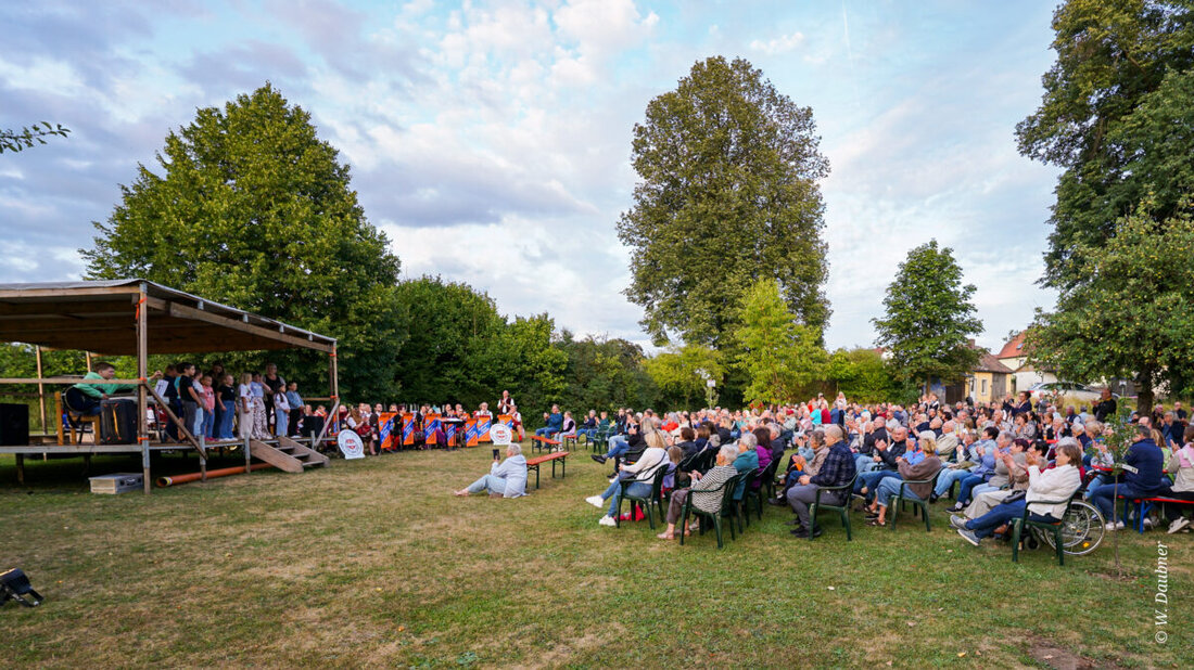 Windischeschenbach. Trotz frischer Temperaturen füllte die zweite Serenade im Pfarrgarten die Bänke: Einheimische Chöre, Stadtkapelle und Neuhauser Boum begeisterten das Publikum, Bürgermeister Budnik dankte den Ehrenamtlichen.