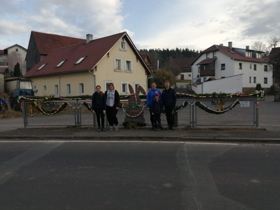 Heinersreuth. Kinder und Jugendliche der Feuerwehr Heinersreuth schmückten das Brückengeländer mit Osterschmuck.
