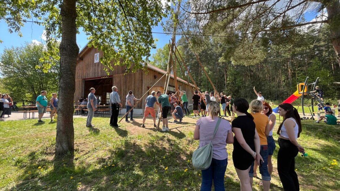 Heinersreuth. Das Maibaumfest 2025 erfreute sich großer Beliebtheit, wobei der Baum erstmals nicht beim Feuerwehrhaus, sondern am Ortsrand aufgestellt wurde. Zahlreiche Zuschauer feierten den 1. Mai bei sonnigem Wetter.