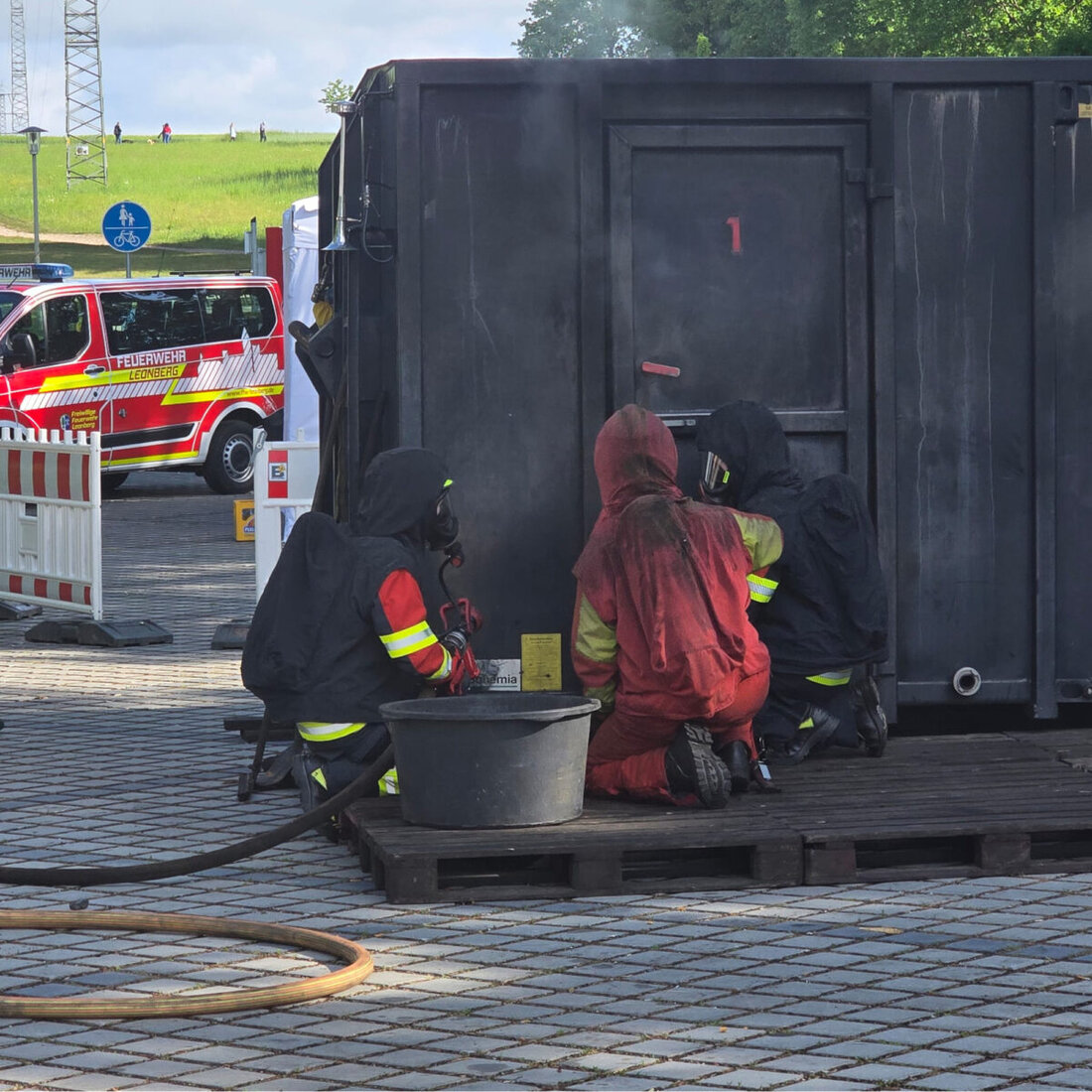 Städtedreieck. 26 Atemschutzgeräteträger aus dem Städtedreieck trainierten den Innenangriff im Brandübungscontainer – mit Türöffnung, Menschenrettung, Hitze und Nullsicht. Ziel ist höhere Handlungssicherheit im Einsatz.
