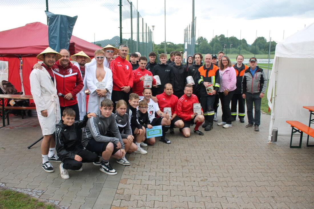 Trabitz. Trotz unbeständigen Wetters fand das Gaudi-Elfmeterturnier in Trabitz mit großem Erfolg und ohne Regenunterbrechung statt. Die "Cleveren Rabauken" gewannen vor zahlreichen Zuschauern den Meistertitel, unter denen das Team im Kimono-Basthut-Look für das originellste Trikot ausgezeichnet wurde.