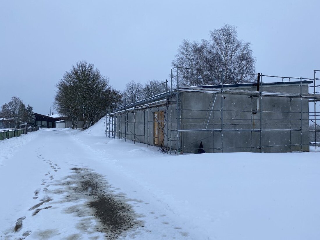Floß. Auf die Heizzentrale zwischen dem neuen Feuerwehrhaus und der Mehrzweckhalle lässt der Markt eine Photovoltaikanlage bauen, die in erster Linie dem Eigenverbrauch dienen soll. Einige Markträte fühlen sich nicht [&hellip;]