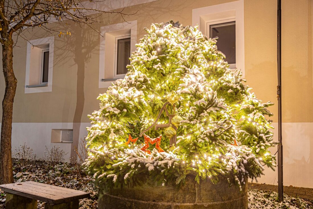 Kastl. Die Gemeinde sucht freiwillige Helfer für das Schmücken des Weihnachtsbrunnens, ein Brauch, der nach jahrzehntelangem Engagement von Elisabeth Streng in neue Hände gegeben werden soll.