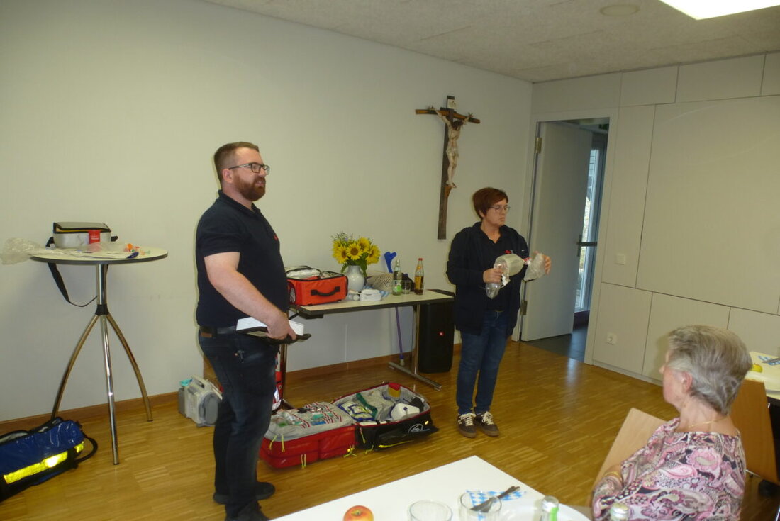 Kaltenbrunn. Beim Generationencafé im Pfarrheim St. Martin stellten Felix und Sandra Graf vom HvO-Team ehrenamtliche Arbeit vor, gaben Tipps für Notfälle und den Defibrillator. 35 Gäste hörten zu und am Ende gab es eine Spende.