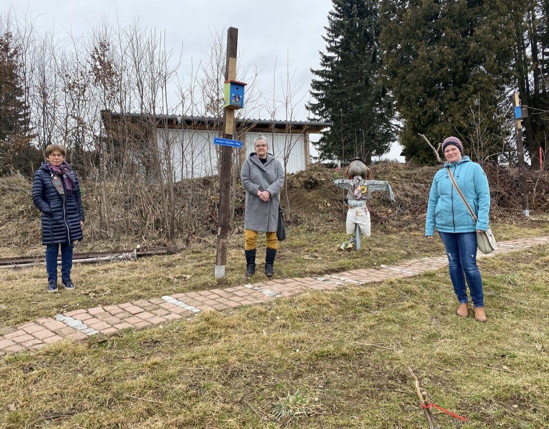 Letzau. Auch wenn Kinder vom Land Kühe nicht lila malen, haben sie kaum mehr eine Vorstellung, wie viel Mühe etwa im Kultivieren von Kartoffeln steckt. So etwas kann man im „Schlupfwinkel“ lernen, der dafür mit dem Umweltpreis des Landkreises ausgezeichnet worden ist.