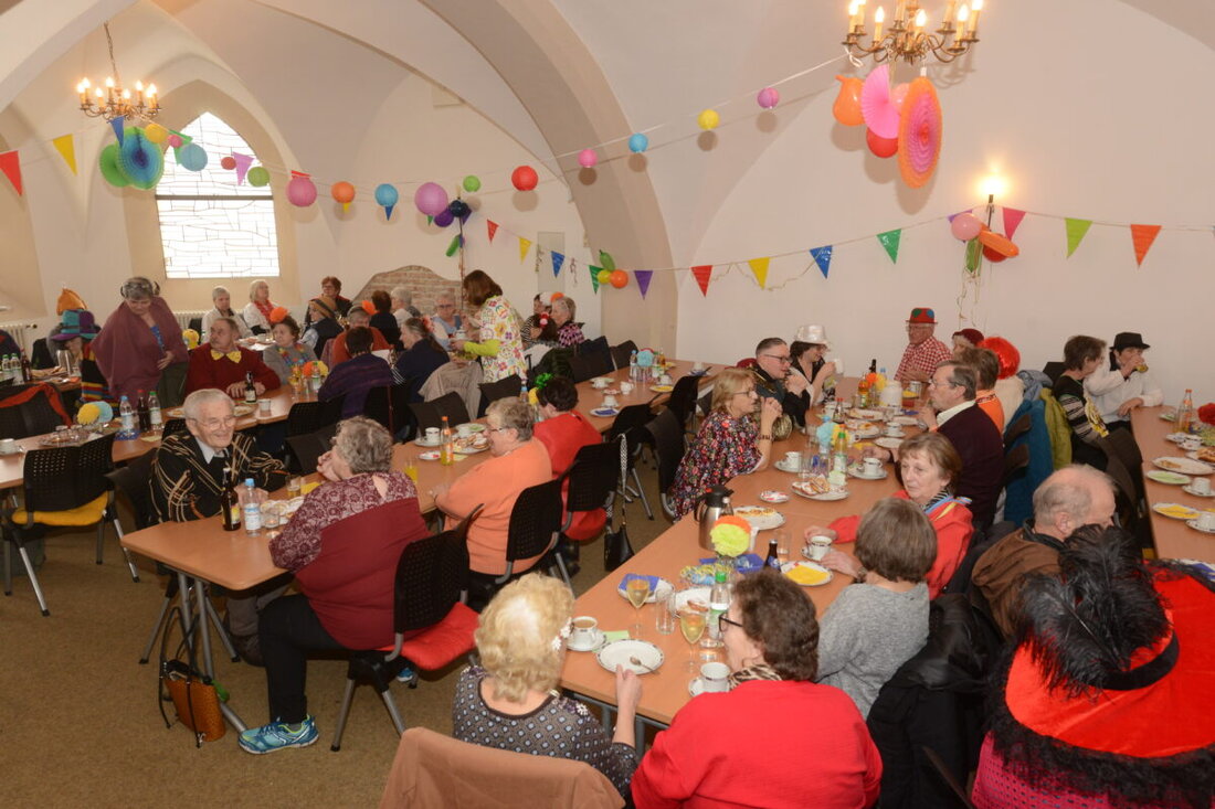 Pleystein. Nach dem prächtigen Faschingszug lädt die Stadt mit der Pfarrei am Rosenmontag zum Ü 60-Nachmittag in die Unterkirche St. Sigismund ein. Bei Kaffee und Gebäck danken Gäste den freiwilligen Helferinnen.
