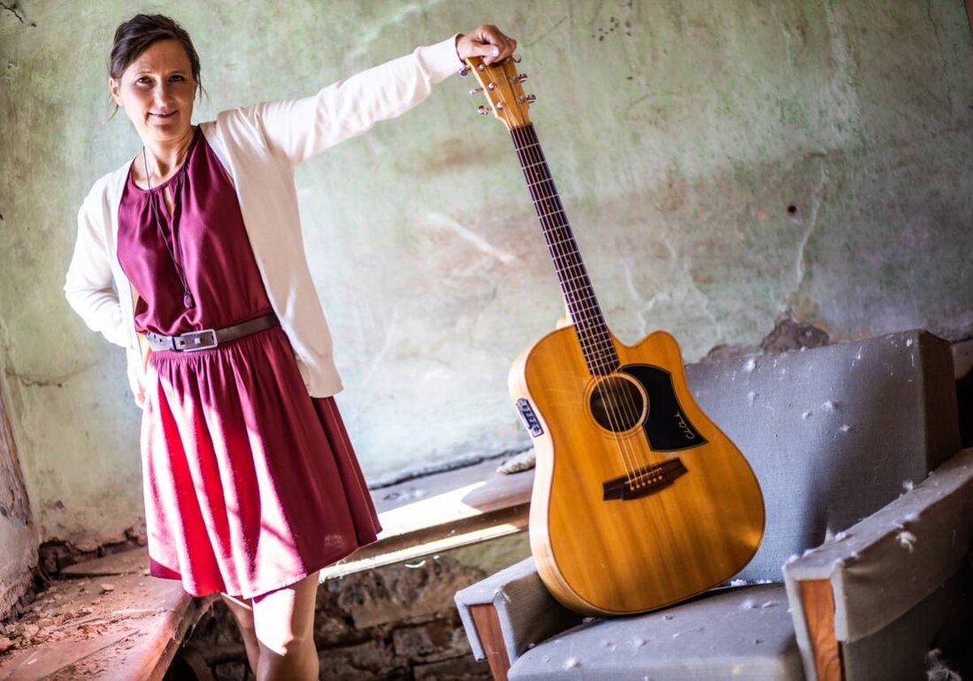 Grafenwöhr. Helga Brenninger, Bertram Liebmann und Saskia Koch präsentieren auf der Naturbühne Schönberg in Grafenwöhr das Programm "Boarisch mutiert", das Lebensfreude und eingebairischte Begriffe humorvoll verknüpft. Das vielfältige Programm vereint Jazzpiano, Liedermacherfragmente und Geige zu einem einzigartigen Erlebnis. Tickets sind auf okticket.de erhältlich.