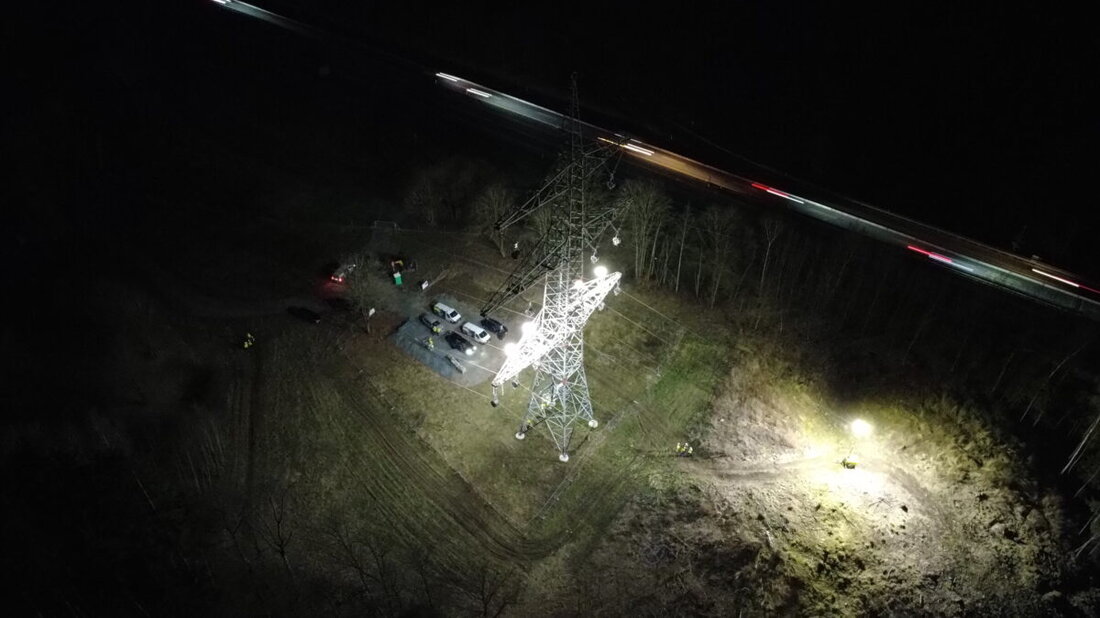 Windischeschenbach. Am Ostbayernring stehen in den Nächten vom 23. März bis 26. März Spezialseilzüge an. Die Masten nahe der Autobahn A93 werden hell ausgeleuchtet. Grund ist die sichere Querung von Waldnaab und Bahn.