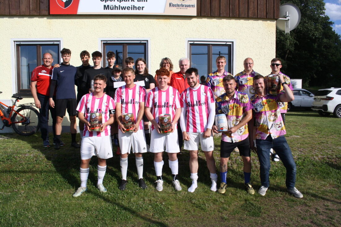 Trabitz. Beim Gaudielfmeterturnier der Spielvereinigung Trabitz überzeugten die „Hello K(T)ittys“ und siegten im Finale gegen „Meow Miau“ mit drei zu zwei. Unter 14 Teams feierten Gäste und Fans bis in den Sommerabend.
