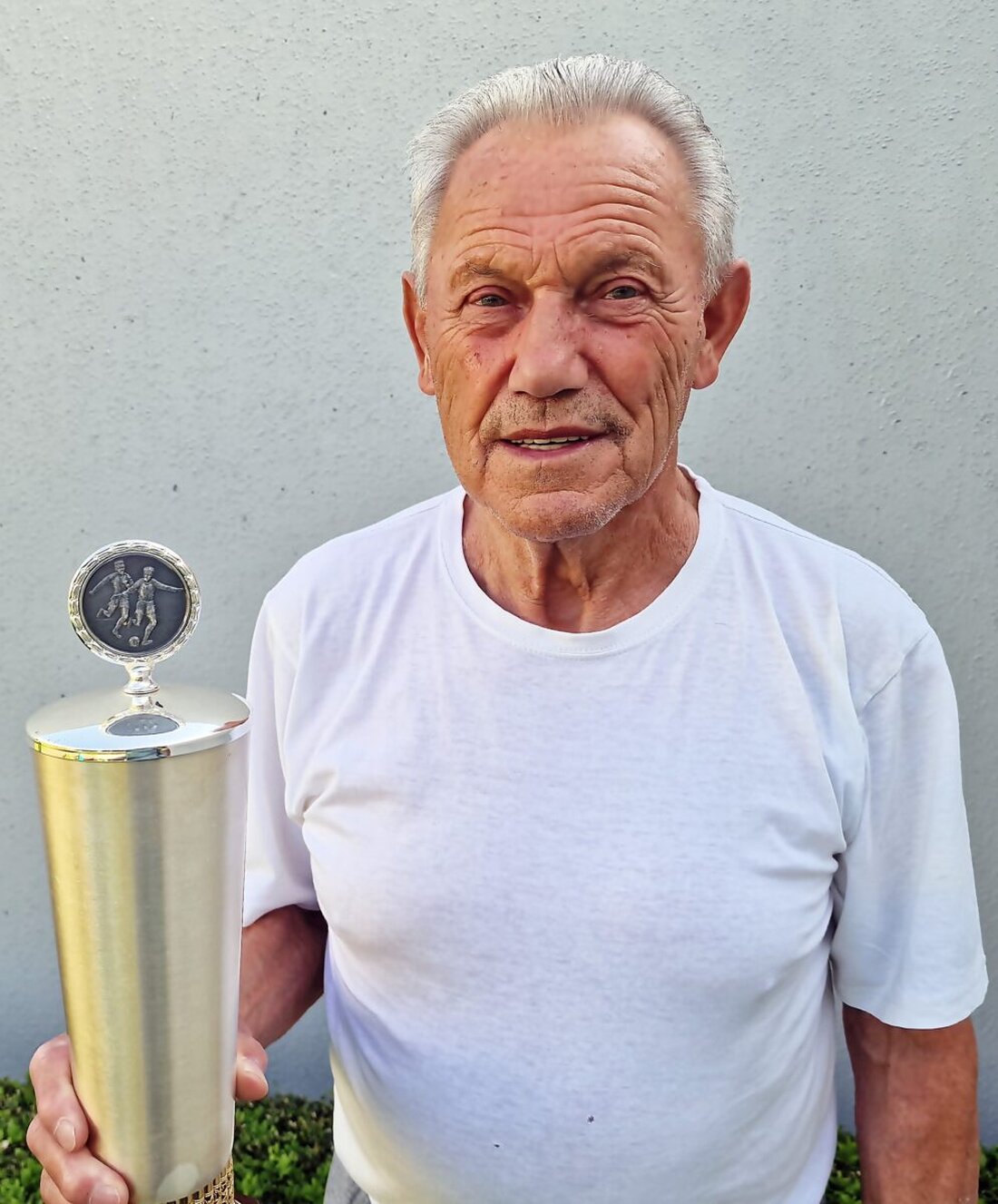 Weiden. Bäckermeister Helmut Retzer feierte seinen 85. Geburtstag im Kreis seiner Familie und erinnert sich stolz an seine drei Kinder, sechs Enkel und sieben Urenkel. Trotz Verlust seiner Frau und dem Ende seiner aktiven Fußballkarriere bleibt er dem Leben und seinem Handwerk mit Leidenschaft verbunden.