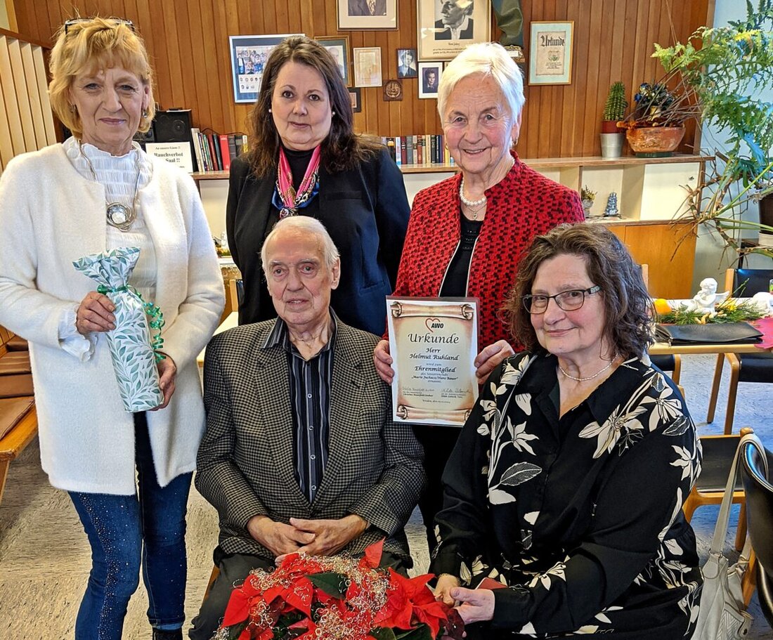 Weiden. Helmut Ruhland wurde im Seniorenclub Marie Juchacz/Hans Bauer zum Ehrenmitglied ernannt, gefolgt von einer vorweihnachtlichen Feier. Seit 1998 engagiert er sich im Club, seit 1986 in der AWO.
