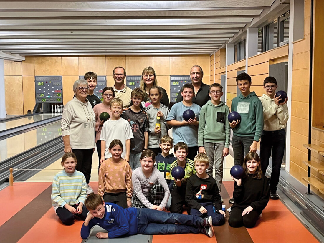 Burglengenfeld. Ein buntes Herbstferienprogramm begeisterte Kinder und Jugendliche. Ines Wollny und viele Helfende organisierten Kegeln, Basteln und die fünfte Kinderkonferenz; Ersatztermin Lego-Rampe: Dienstag, 27. Januar 2026.