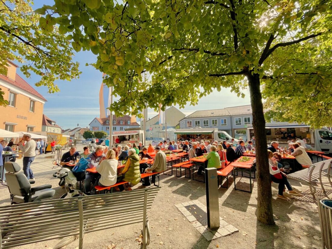 Teublitz. Am 4. Oktober 2024 findet von 9 bis 13 Uhr das Herbstfest am Teublitzer Wochenmarkt mit musikalischer Unterhaltung und vielfältigen Brotzeiten statt.