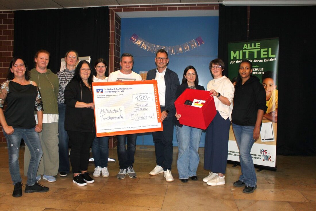 Tirschenreuth. Das Herbstfest der Mittelschule zog viele Kinder, Eltern, Lehrkräfte und Gäste an. An 13 Stationen gab es Sport, Basteln, Musik, Quiz und eine Fotobox; Verlosung und 1.500 Euro Spende brachten Freude.