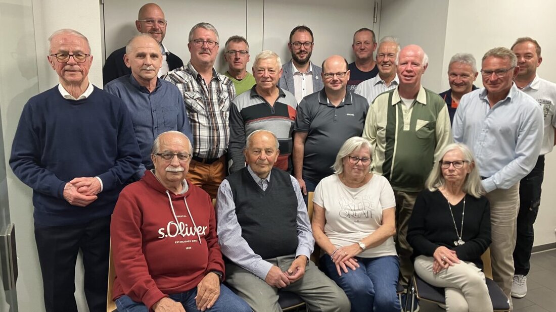 Kaltenbrunn. Volles Pfarrheim, zünftige Brotzeit und viele Ehrungen: Beim Herbstfest der Siedlergemeinschaft setzte die Runde auf Gespräche statt Musik. Bürgermeister Julian Kraus kündigte ab 2027 2.012 Quadratmeter Bauland an.