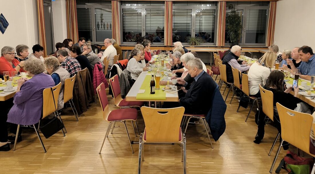 Weiden. Die Siedlergemeinschaft Rehbühl feierte ihr Herbstfest mit Ehrungen und einem Kuchenbuffett. Mitglieder und Gäste genossen Geselligkeit und Gastlichkeit im Pfarrheim Maria Waldrast.
