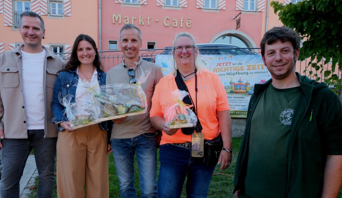 Floß. Strahlender Sonnenschein, volle Gassen und zufriedene Gesichter: Der zweite verkaufsoffene Sonntag mit Herbstfest lockte zahlreiche Besucher, bot Livemusik, Kinderprogramm und ein Stempel-Glücksspiel mit Preisen.