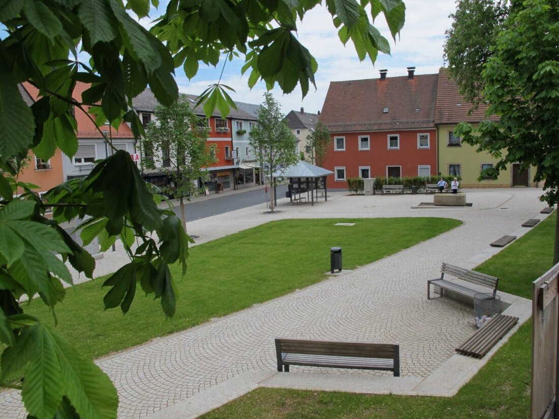 Floß. Am Sonntag, 27. September, lädt der Gewerbering ab zehn Uhr zum zweiten verkaufsoffenen Sonntag mit Herbstfest ein. Viele Geschäfte öffnen von elf bis 17 Uhr, dazu regionale Schmankerl und ein Gewinnspiel mit 300 Euro.