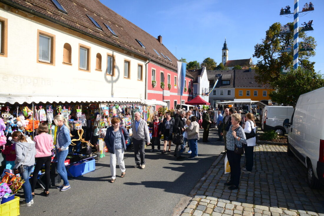 Pleystein. Am 19. und 20. September lädt die Pfarrei mit den Oblaten zum Herbstkreuzbergfest mit Lichterprozession, Festmesse am Freialtar, Markt und Musik ab 10.30 Uhr. Bei Regen findet die Messe in der Kreuzbergkirche statt.