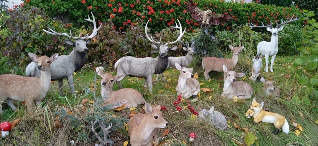 Floß. Im elterlichen Garten von Christina Kreuzer erweckt eine liebevoll arrangierte Herbstdeko mit Hirschen, Rehen, Füchsen und Hasen die Magie des goldenen Oktobers zum Leben und lockt Groß und Klein an.