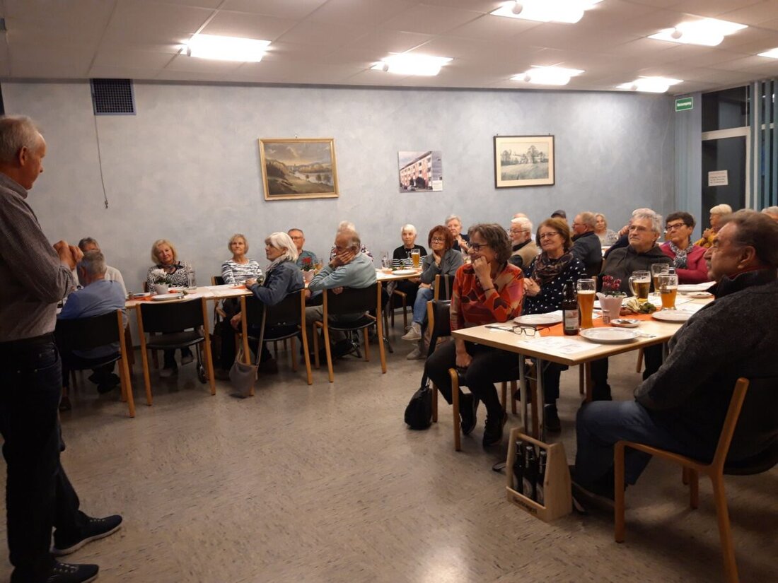Weiden. Rund 40 Besucher kamen zur Herbstversammlung der Siedlergemeinschaft Eigenheim Mooslohe. Josef Argauer von der Ortsverkehrswacht sprach über sicheres Fahren, Radwege und EU-Führerscheinrecht. Zum 65-jährigen Jubiläum gab es Brotzeit.