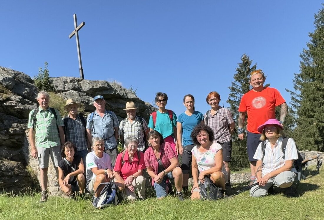 Georgenberg. Die Herbstwanderung des OWV-Zweigvereins auf dem "Goldsteig" fand am 8. September bei etwa 25 Grad großen Zuspruch. Nach 17 Kilometern und einer Einkehr waren die Teilnehmer trotz Müdigkeit glücklich.