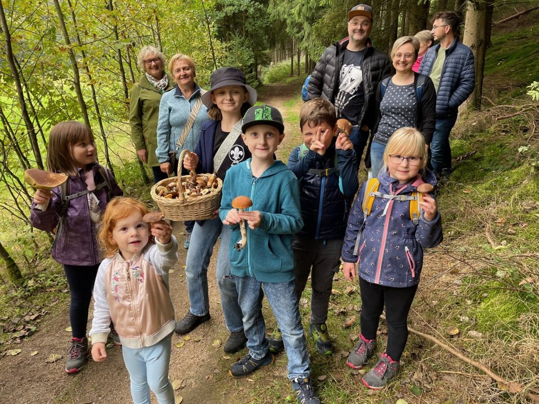 Neuhaus. Die Siedlergemeinschaft zog mit Familien zur Herbstwanderung über Johannisthal und die Polier bis Windischeschenbach. Kinder sammelten unter Anleitung essbare Pilze, tobten auf dem Spielplatz und kehrten zum Zoigl ein.