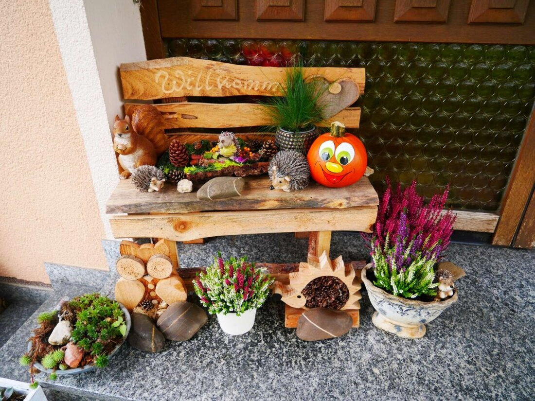 Eslarn. Der Herbst verzaubert die Landschaft in ein farbenfrohes Panorama, während stimmungsvolle Dekorationen den herbstlichen Charme zu Hause verstärken.