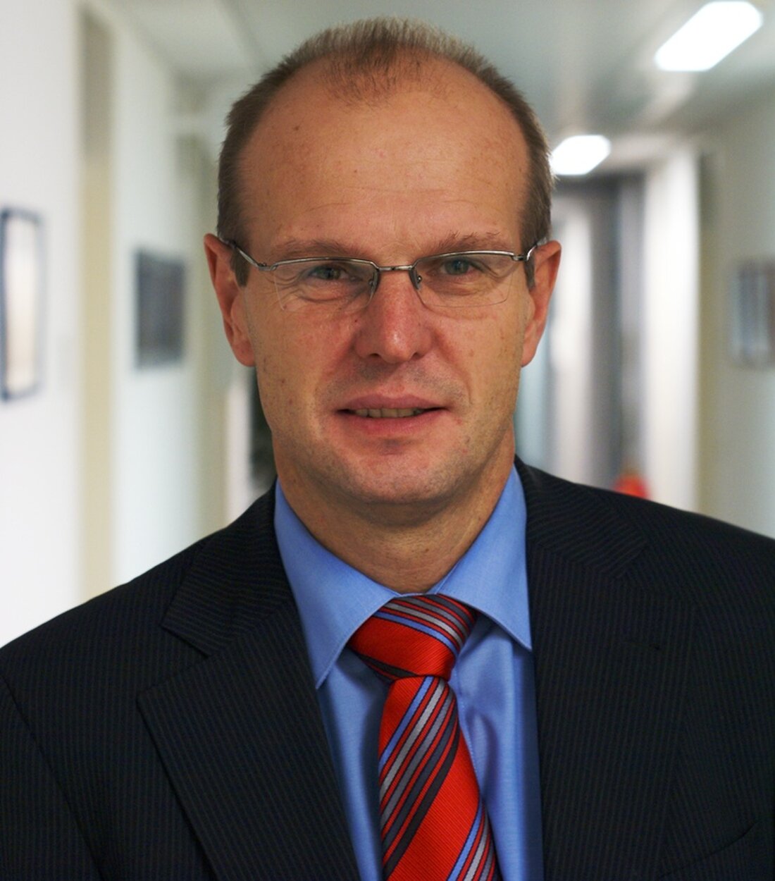 Weiden. Der Vorstand der Kliniken Nordoberpfalz AG, Josef Götz, stellt sein Amt als Vorstand zur Verfügung. Dies wurde dem Aufsichtsratsvorsitzenden Landrat Wolfgang Lippert bereits mitgeteilt. Götz war seit 2004 am [&hellip;]