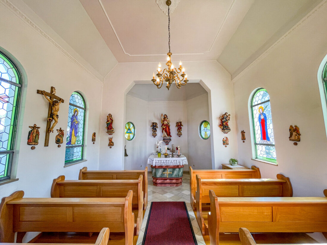 Kastl. Am vergangenen Wochenende feierte Reuth das Patrozinium der Herz-Jesu-Kapelle mit einem Gottesdienst im Freien und einem geselligen Dorffest. Der Gottesdienst wurde musikalisch begleitet; danach sorgte das Dorffest für gute Stimmung und Gemeinschaft.